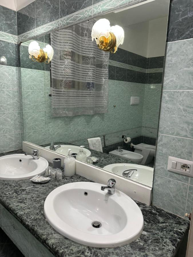 카탄차로 A Due Passi Dal Mare B&B 외부 사진