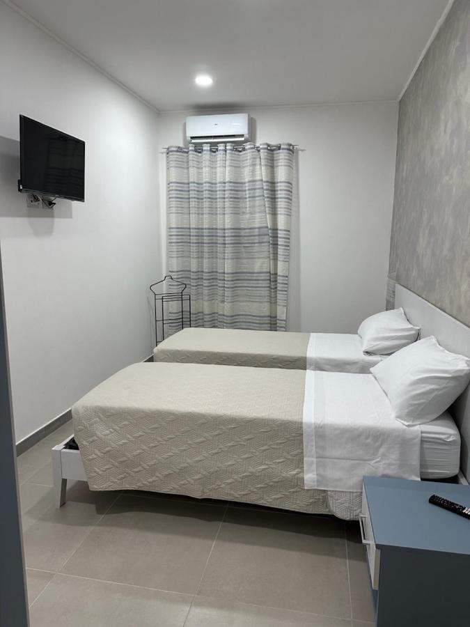 카탄차로 A Due Passi Dal Mare B&B 외부 사진