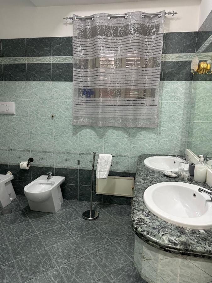 카탄차로 A Due Passi Dal Mare B&B 외부 사진