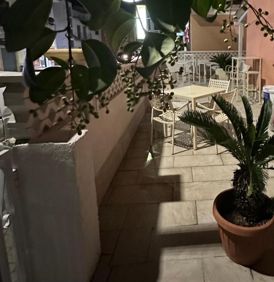 카탄차로 A Due Passi Dal Mare B&B 외부 사진