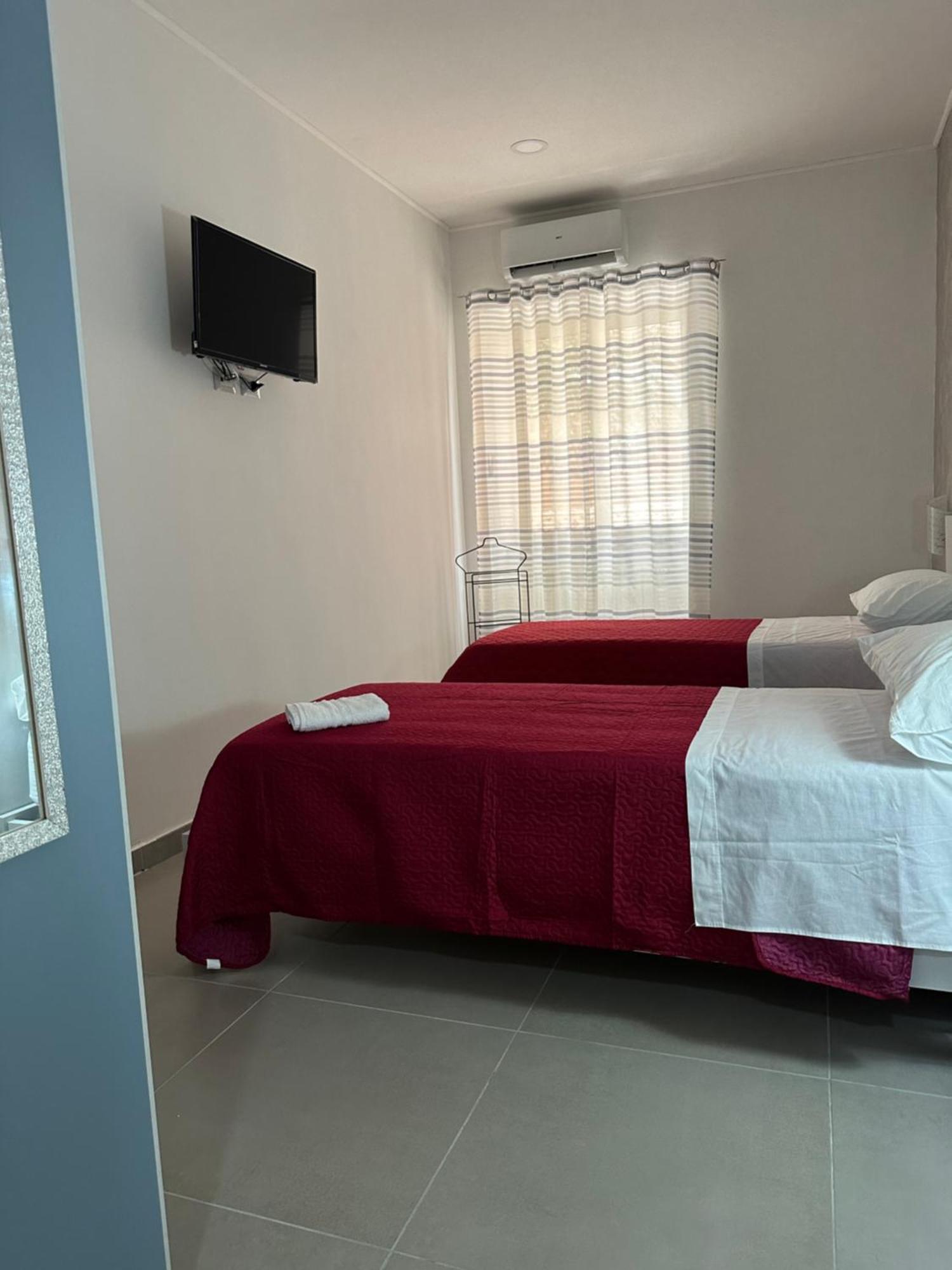 카탄차로 A Due Passi Dal Mare B&B 외부 사진