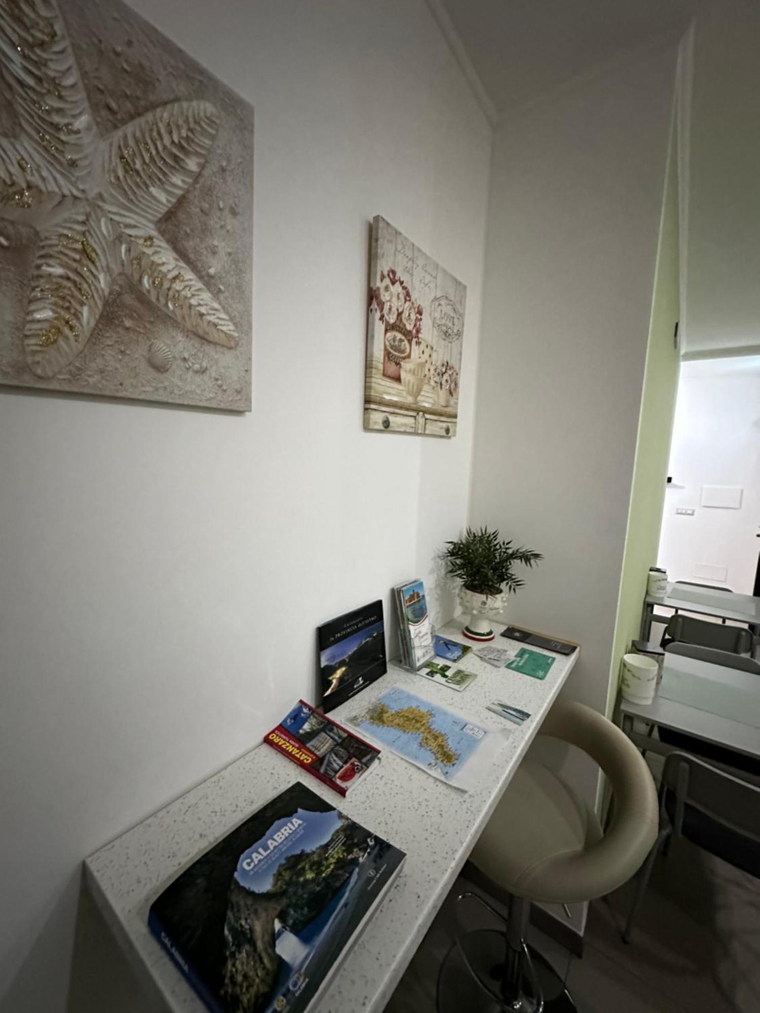 카탄차로 A Due Passi Dal Mare B&B 외부 사진