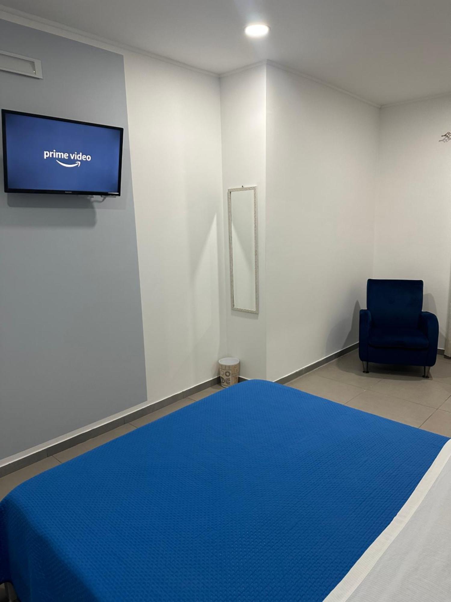 카탄차로 A Due Passi Dal Mare B&B 외부 사진